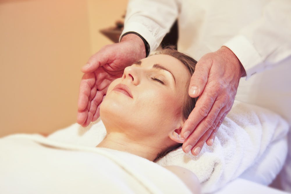 Sesión de Reiki — imposición de manos para armonización energética
